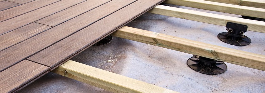houten terras laten aanleggen palen 
