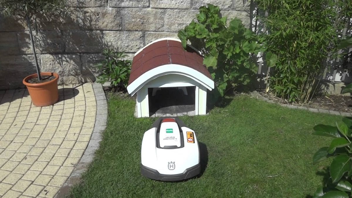 Schattige Robot Grasmaaier Garage
