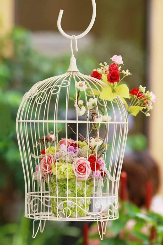 Vogelkooi hangmand met bloemen